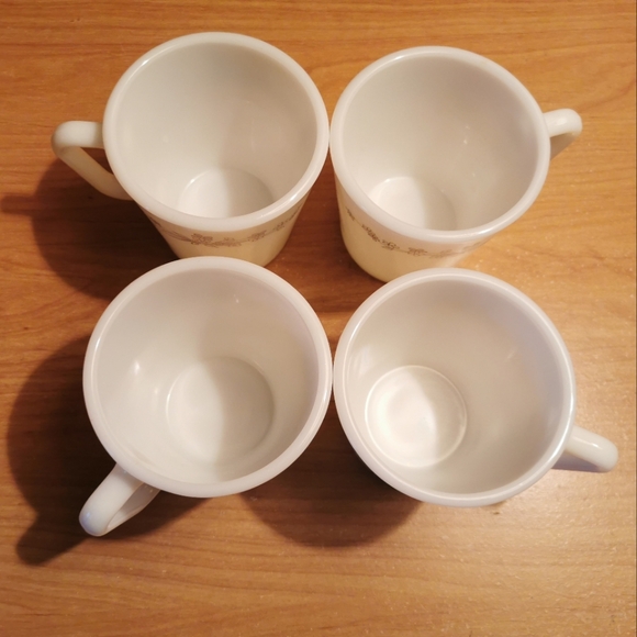 Set of 4 Pyrex Cups - Picture 4 of 7